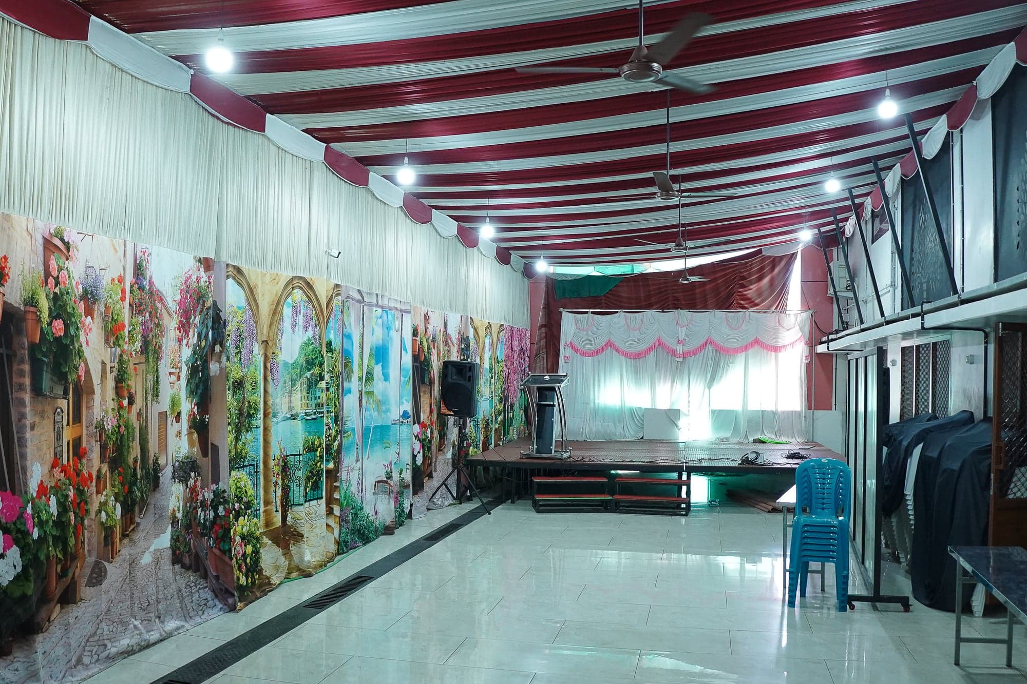 Mini hall
